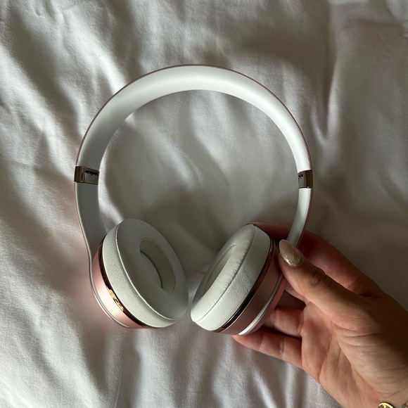 Beats Solo 3 Headphones - Picture 2 of 6